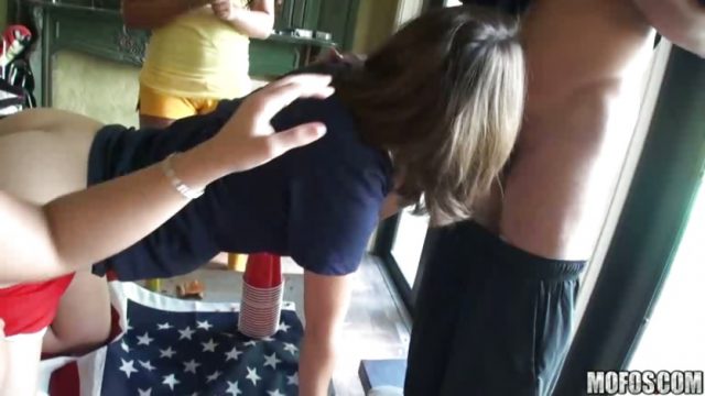 Our geiler blondine heroine crams ihren enge twat mit ein Glücklicher stiff