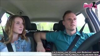 Deutsche Anhalterin fickt draussen im Auto