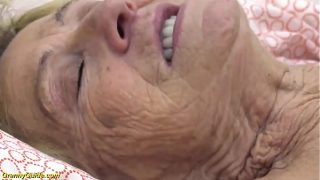geile unrasiert 90 Jahre alte Grossmutter durchgefickt von ihr toyboy