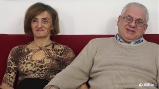 SCAMBISTI MATURI Dame Italian Swinger wird ihr Arsch durchgefickt und