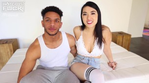 großer Titty Asiatin Mädchen Mina Moon blasen und bumst Arturo und gibt Him seine erst Rimjob