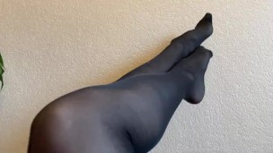 versaute Beine und Füße in schwarzer Nylon Strumpfhose
