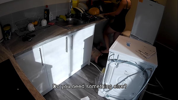 geile ehefrau Erwischt einem Hausmeister in dem Küche beim ihren Ehemann zu work