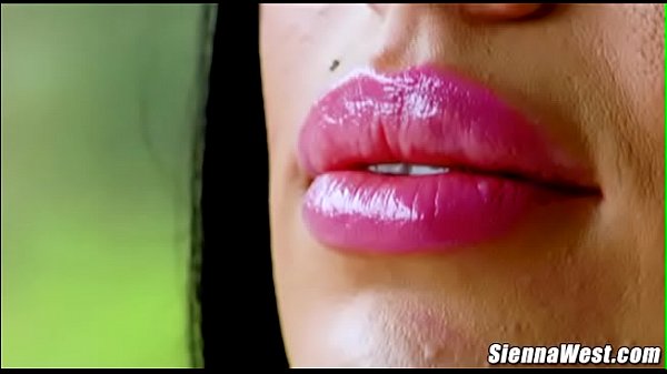 Sienna West liebt ihre neue Stiefschwester für lesbischen Sex