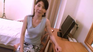 Erfahrene japanische Stiefmutter mit langen schwarzen Haaren fickt mit ihrem jungen Stiefsohn