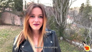 Super heißer Skyla 20 Jahre brünette Teenager bekommt Hardcore-Doppelpenetration