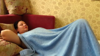 Dunkelhaarige geile MILF mit großen Titten startet den Tag mit einem Orgasmus