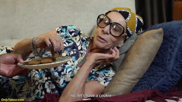 Geile 77-jährige Oma mit Tattoo beim harten Anal – Wilder Fick